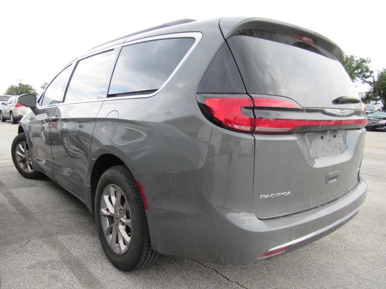 Used 2022 Chrysler Pacifica Touring-L AWD/4WD image 5