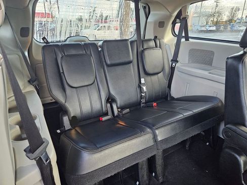 Used 2014 Chrysler Town & Country Touring image 35