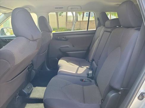 Used 2024 Toyota Highlander LE FWD image 14