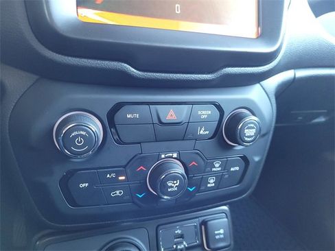 Certified 2022 Jeep Renegade Latitude w/ Convenience Group image 11