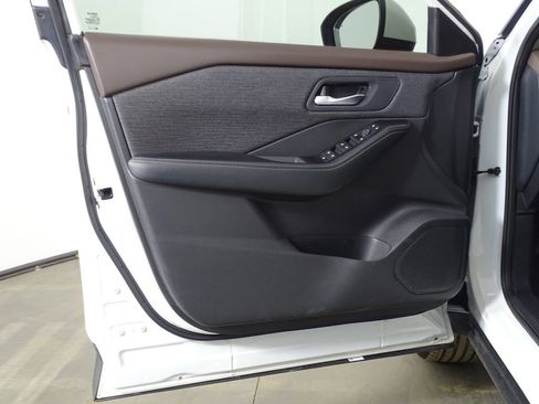 Used 2023 Nissan Rogue SV image 12