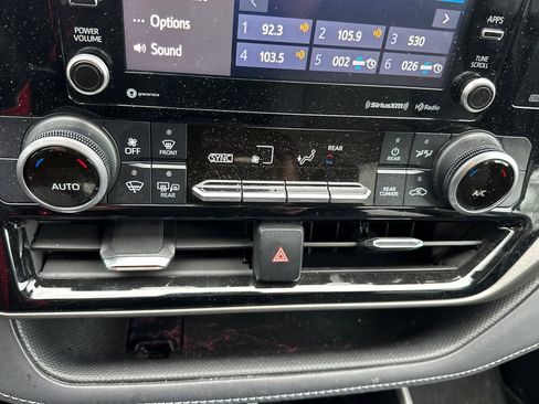 Used 2021 Toyota Highlander LE image 28