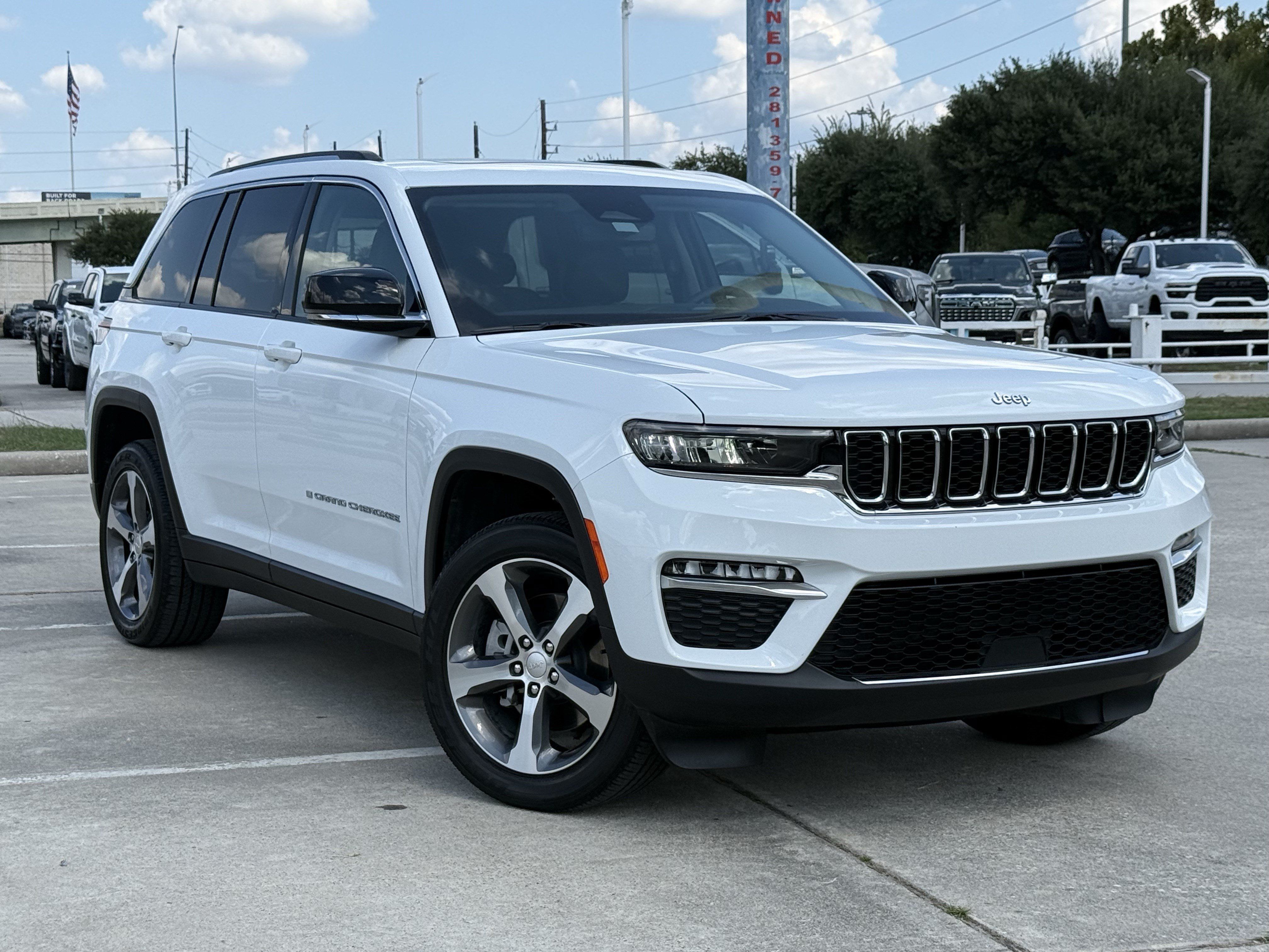 Used 2023 Jeep Grand Cherokee 4WD 4xe image 2
