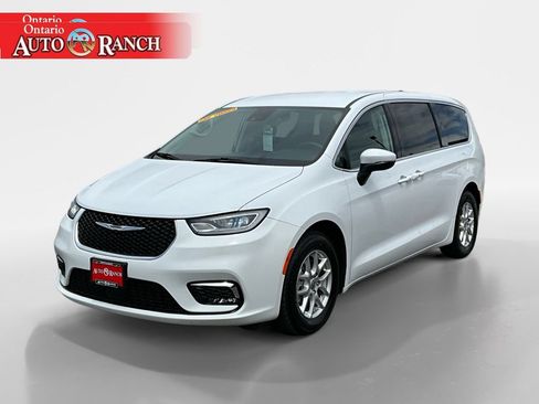 Used 2023 Chrysler Pacifica Touring-L FWD image 7