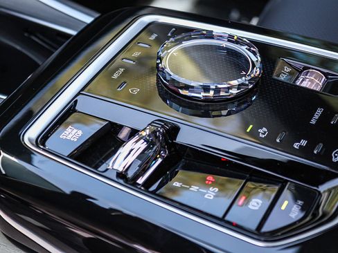 Certified 2025 BMW 740i w/ Premium Package RWD image 19