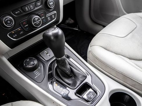 Used 2019 Jeep Cherokee Limited w/ Luxury Group AWD/4WD image 40