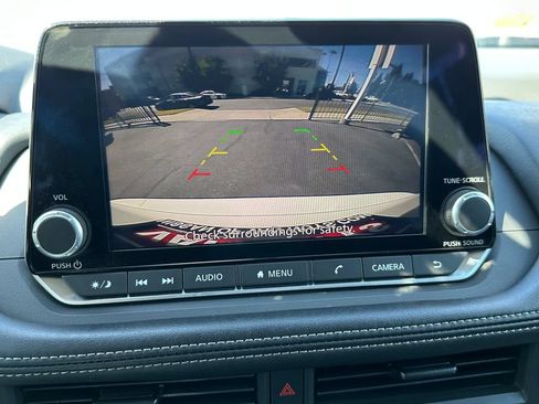 Used 2024 Nissan Rogue S FWD image 29