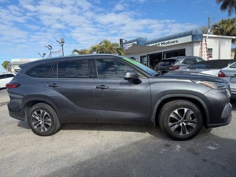 Used 2021 Toyota Highlander XLE image 1