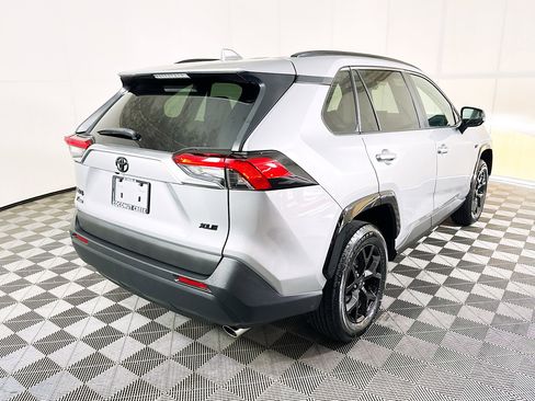 Used 2021 Toyota RAV4 XLE w/ Convenience Package FWD image 3