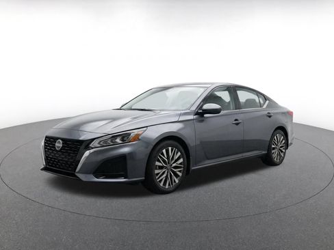 Used 2026 Nissan Altima 2.5 SV FWD image 3