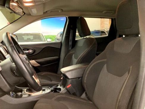 Used 2017 Jeep Cherokee Latitude w/ Cold Weather Group image 8