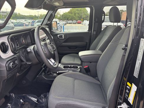 Used 2025 Jeep Wrangler Unlimited Sahara AWD/4WD image 26