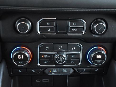 Used 2021 Chevrolet Suburban LT image 8