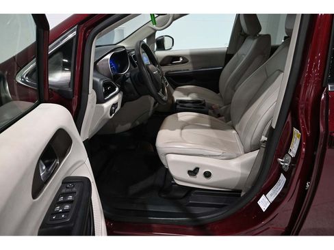 Used 2021 Chrysler Voyager Lxi FWD image 13