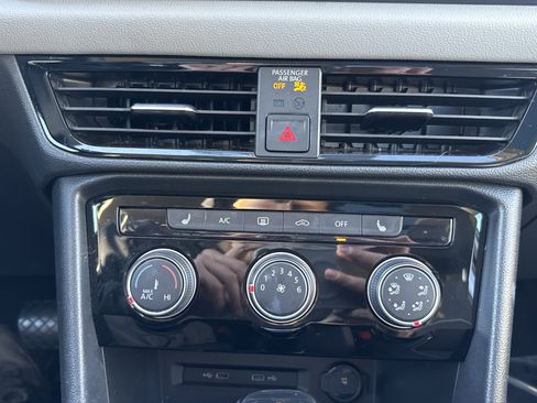 Used 2023 Volkswagen Taos SE w/ Panoramic Sunroof Package image 23