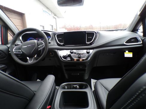 New 2026 Chrysler Pacifica Select image 8