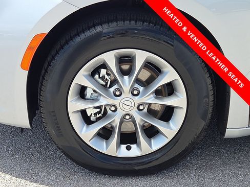 Used 2026 Chrysler Pacifica Limited FWD image 7