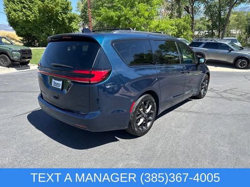 Used 2025 Chrysler Pacifica Limited FWD image 3