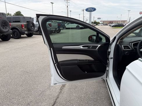 Used 2019 Ford Fusion SE w/ Equipment Group 151A FWD image 12