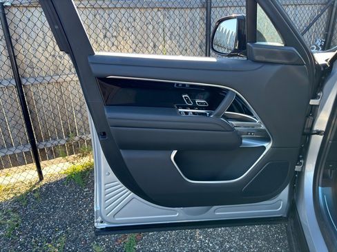 New 2025 Land Rover Range Rover SE image 8