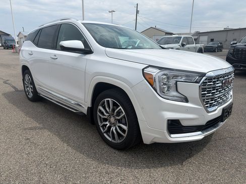 Used 2024 GMC Terrain Denali w/ Denali Premium Package AWD/4WD image 7