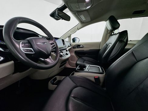 Used 2024 Chrysler Pacifica Touring-L FWD image 20