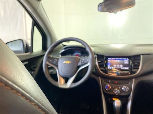 Used 2022 Chevrolet Trax LT w/ LT Convenience Package image 15