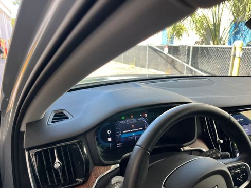 Used 2025 Volvo V60 B5 Cross Country Plus image 34