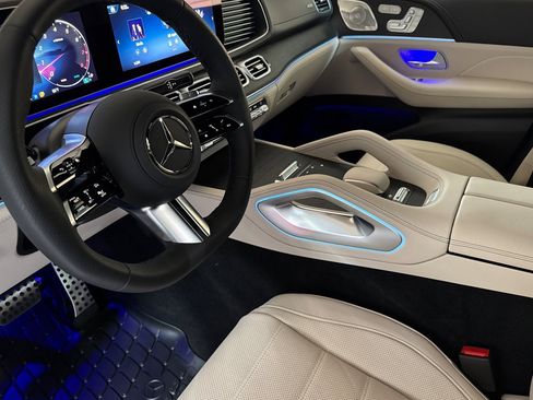 New 2025 Mercedes-Benz GLS 580 4MATIC image 9