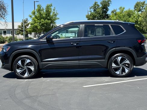 Used 2025 Volkswagen Taos SE AWD/4WD image 14