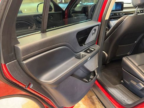 Used 2025 Lincoln Aviator AWD image 12