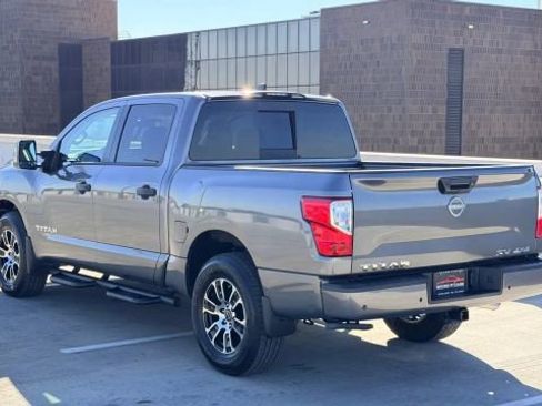 Used 2024 Nissan Titan SV w/ SV Convenience Package image 4