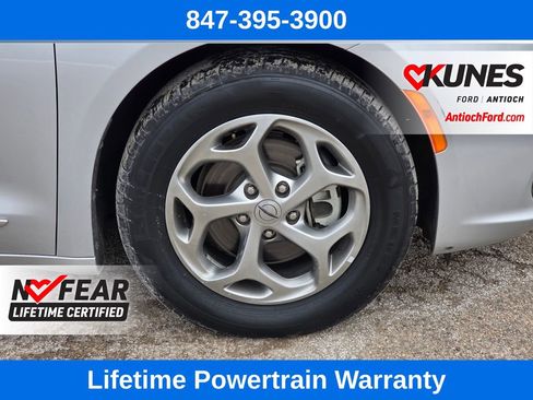 Used 2023 Chrysler Pacifica Limited image 9