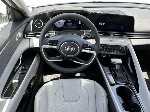 New 2025 Hyundai Elantra Limited FWD image 4