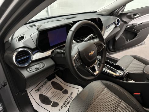 Used 2025 Chevrolet Trax LT w/ LT Convenience Package image 14