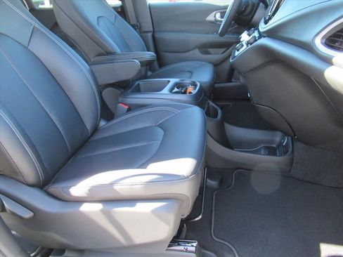 New 2026 Chrysler Pacifica Select image 9