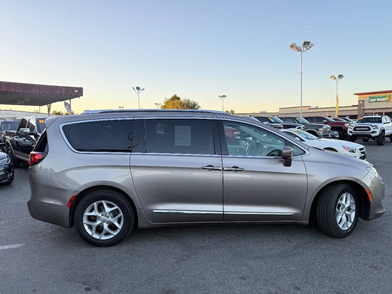 Used 2017 Chrysler Pacifica Touring-L Plus w/ Advanced Safetytec Group FWD image 8