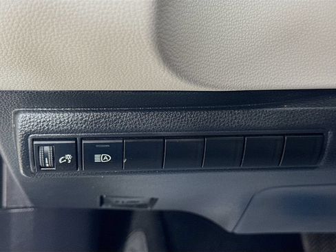 Used 2020 Toyota Corolla L FWD image 11