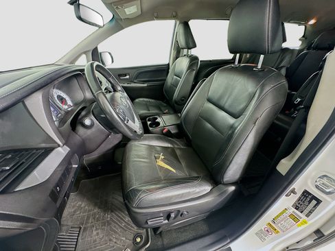 Used 2015 Toyota Sienna SE FWD image 13