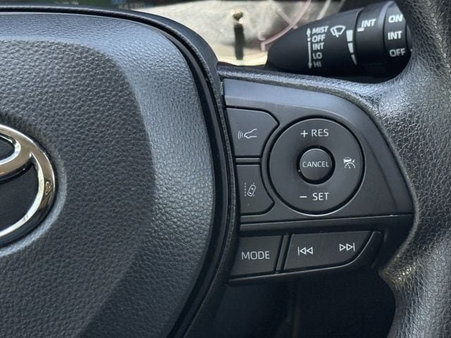 Used 2025 Toyota RAV4 XLE FWD image 15