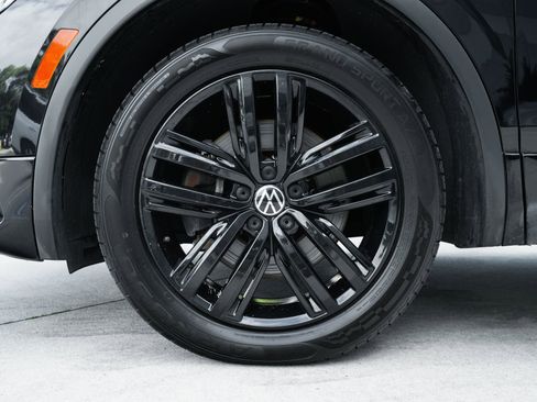 Used 2022 Volkswagen Tiguan SE R-Line image 30