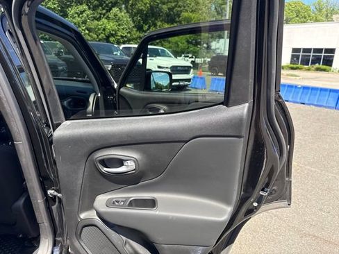 Used 2023 Jeep Renegade Latitude AWD/4WD image 29