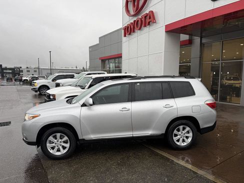 Used 2012 Toyota Highlander SE w/ Tow Pkg image 3