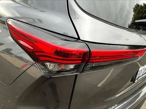 Used 2022 Toyota Highlander XLE AWD/4WD image 31