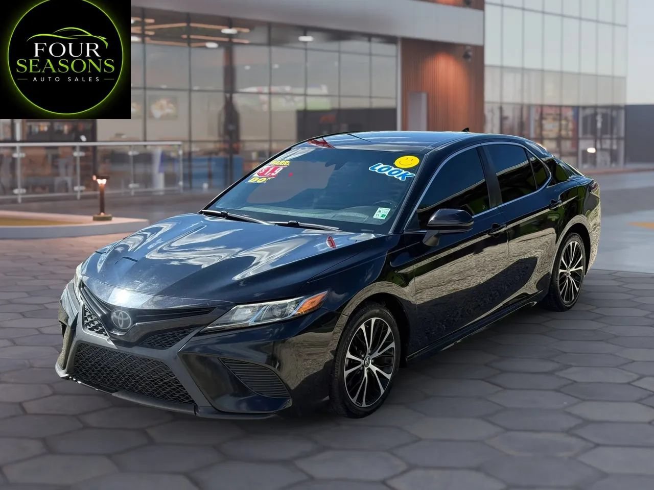 Used 2019 Toyota Camry SE FWD image 1