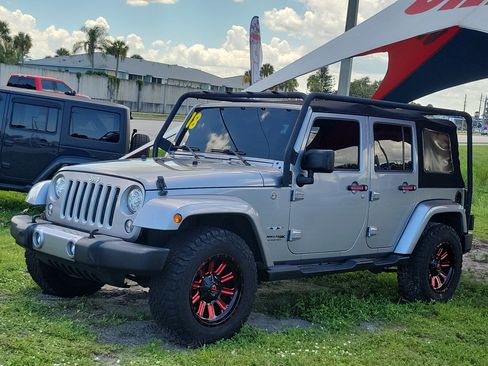 Used 2018 Jeep Wrangler Unlimited Sahara AWD/4WD image 2