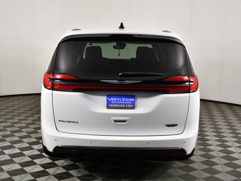 Used 2024 Chrysler Pacifica Touring-L FWD image 5