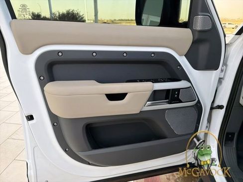 Used 2024 Land Rover Defender 130 X-Dynamic SE image 6
