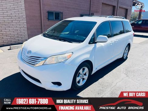 Used 2017 Toyota Sienna LE FWD image 1