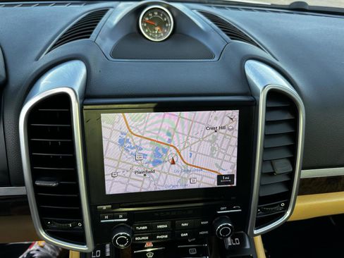 Used 2018 Porsche Cayenne Platinum Edition w/ Premium Package image 34